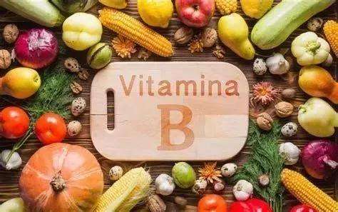ຄວາມສໍາພັນລະຫວ່າງວິຕາມິນ B9 ແລະອາຊິດໂຟລິກແມ່ນຫຍັງ?